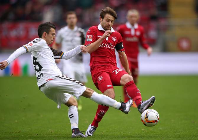 St. Paulis Waldemar Sobota im Zweikampf mit Daniel Halfar vom 1. FC Kaiserslautern.