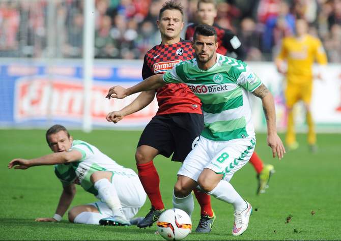 Fürths Jurgen Gjasula setzt sich gegen den Freiburger Amir Abrashi durch.