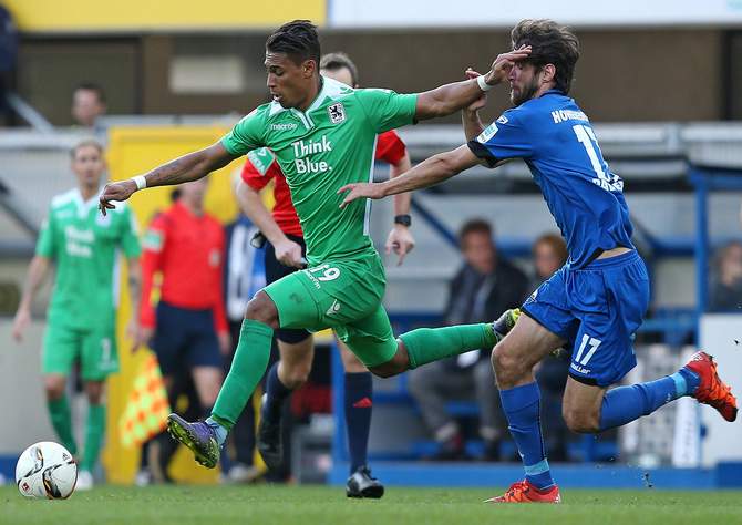 Rubin Okotie von 1860 München setzt sich gegen Paderborns Niklas Hoheneder durch.