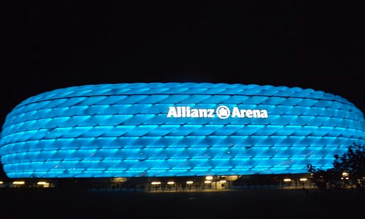 Blue arena. Allianz Arena в цветах Украины. Арена синий цвет. Фирма Арена голубая. Блю лок Арена.